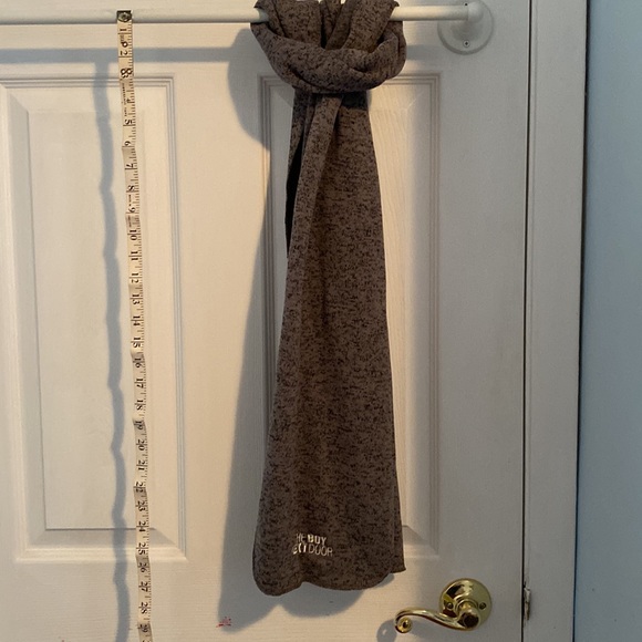NwoT Grey Scarf from feature Film The Boy Next Door - Picture 3 of 6
